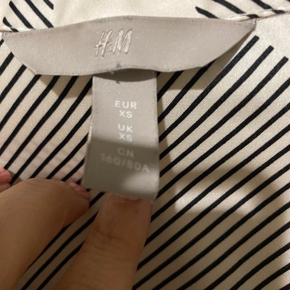 Set of two Button-Up Shirt H and M, and Worth - Picture 15 of 16